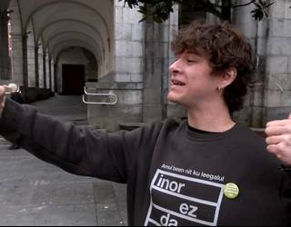 Euskaraz aritzen diren Alex Etxegibel eta Luma Otaño eduki sortzaileak elkarrizketatu ditu eitbk