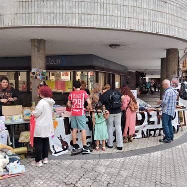 Katueder elkarteak elkartasun azoka antolatu du zapaturako