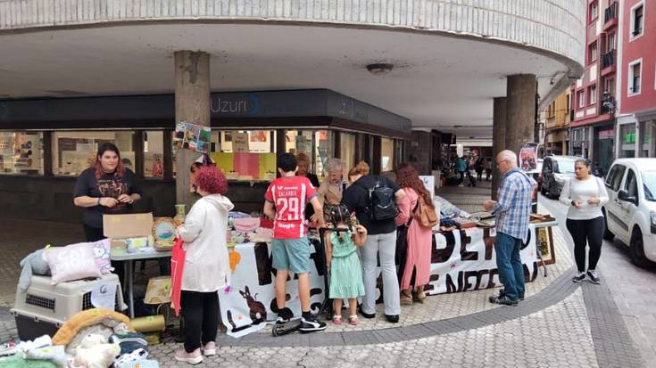 Katueder elkartekoek Azoka solidarioa antolatu dute zapaturako