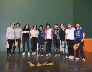 Aurten ere emakumeentzako pala ikastaroa antolatu dute Deban