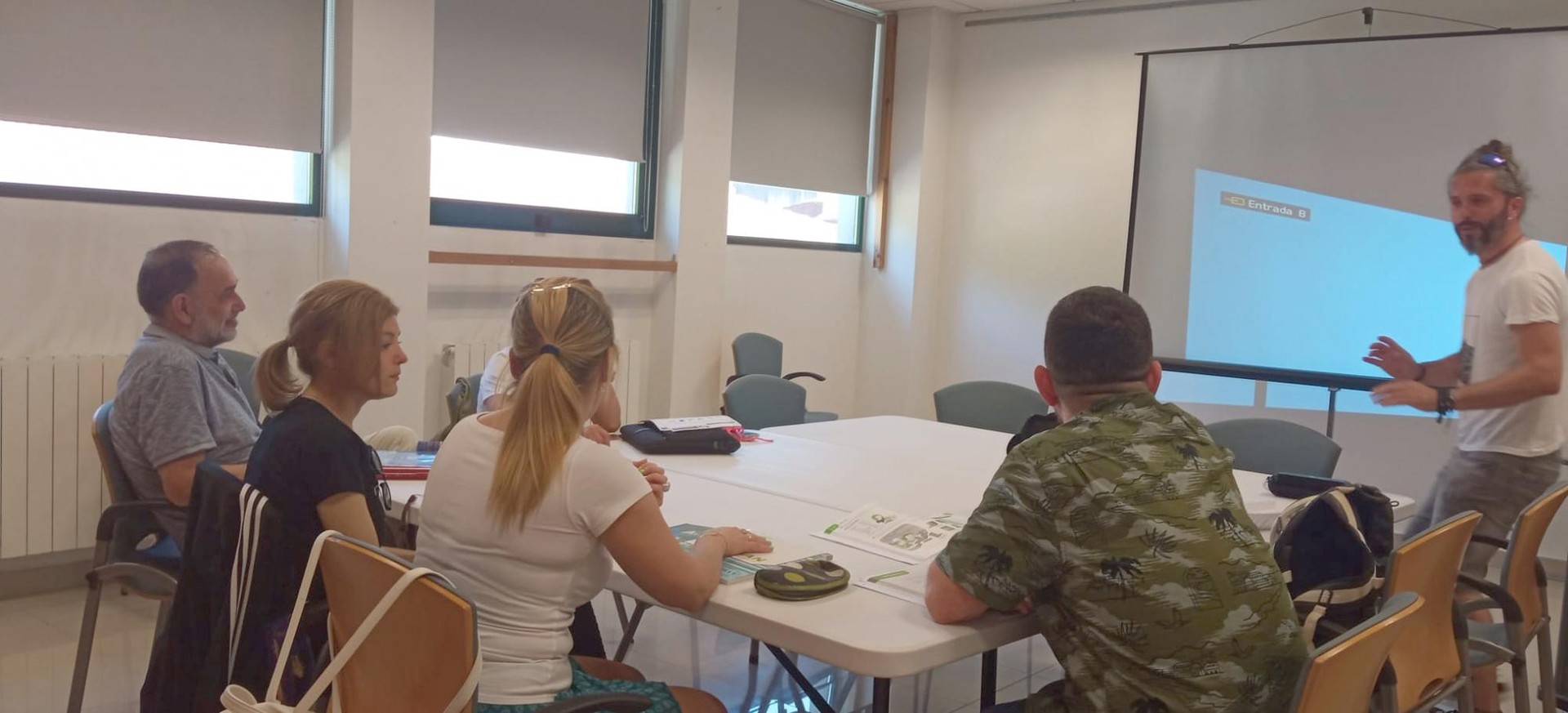 Herrian bertan euskara eskolak jasotzeko aukera eman nahi du Mendaroko Udalak