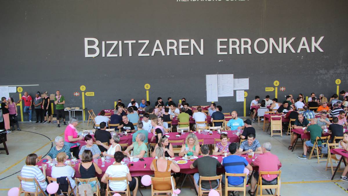 Aspanogirentzako dirua biltzeko egingo dute Mendaroko laugarren garagardo azoka solidarioa
