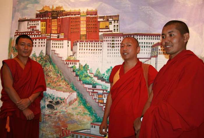 Kultur Etxea tibetartu dute monjeek.