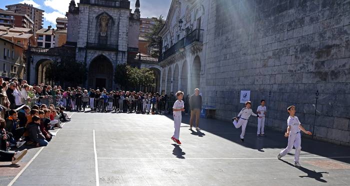 Pilotari gaztetxoz beteko da Kalegoen plaza zapatuan