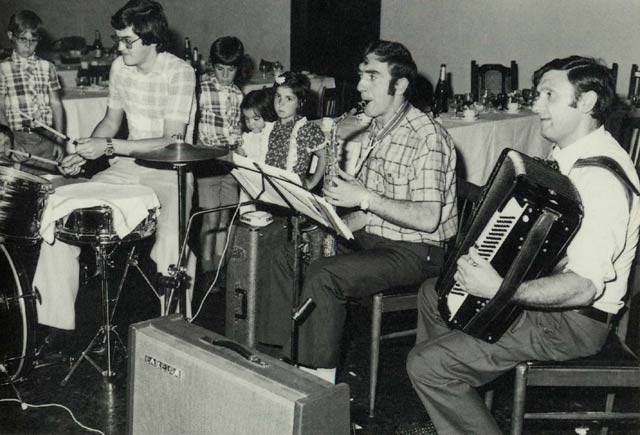 Pedro Mari Sodupe (Pedroren semea), Jose Antonio Osoro (saxoarekin) eta Pedro soinuarekin, 1974. urtean. Argazkia: Pepe Gil.