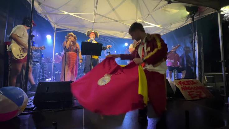 Dantzan, kantuan eta jolasean jarri zuten zubia Sagar-Erreka Mixeko artistek
