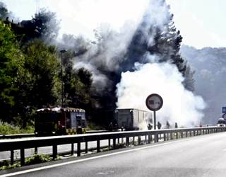 A8 autobidea hainbat orduz itxita egon da Donostiarako noranzkoan, Deban kamioi baten atoiak su hartu duelako