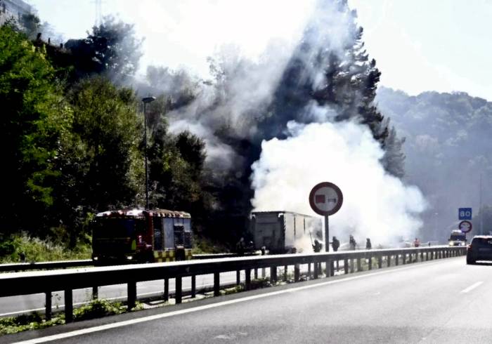 A8 autobidea hainbat orduz itxita egon da Donostiarako noranzkoan, Deban kamioi baten atoiak su hartu duelako