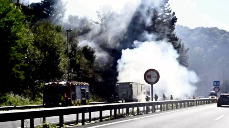 A8 autobidea hainbat orduz itxita egon da Donostiarako noranzkoan, Deban kamioi baten atoiak su hartu duelako