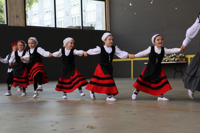 Euskal dantza eskoletan izena emateko epea zabalik, Mendaron