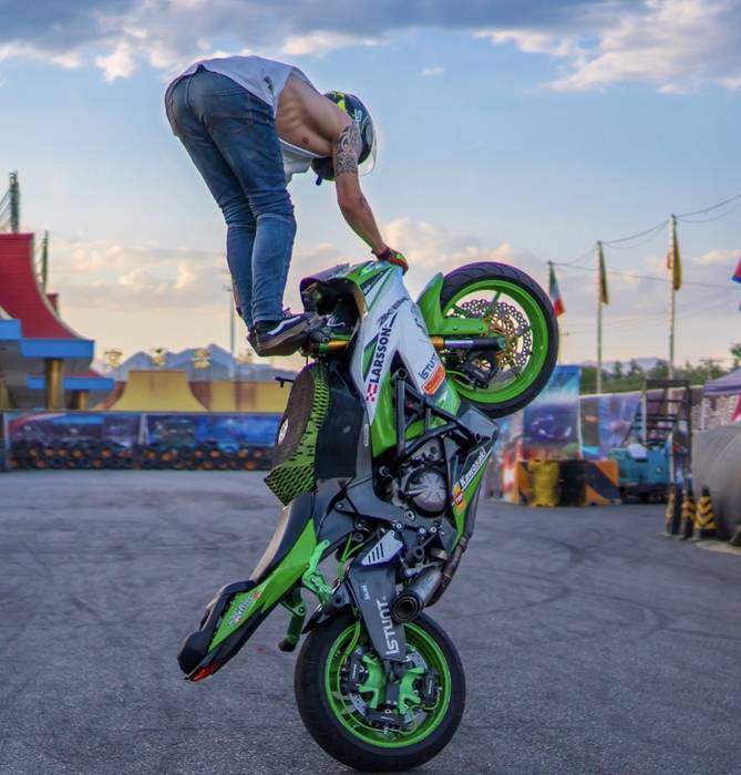 Moto topaketa zapatuan, moto akrobazien ikuskizun eta guzti