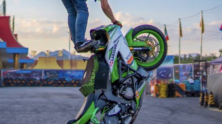 Moto topaketa zapatuan, moto akrobazien ikuskizun eta guzti