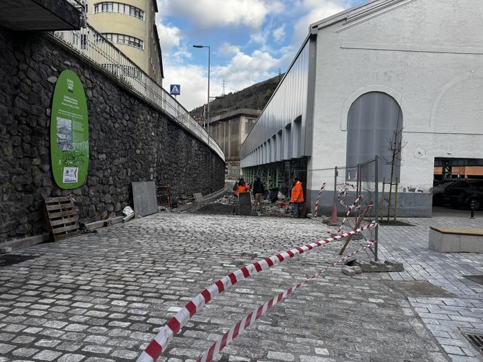 Hainbat erremate lan falta dira