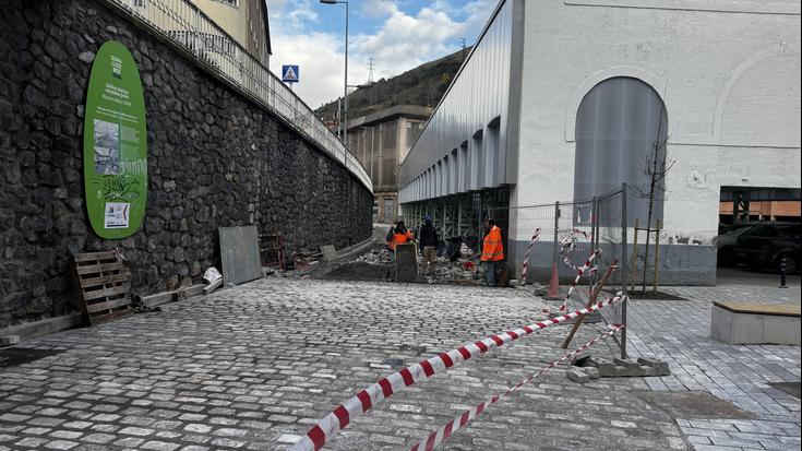 Hainbat erremate lan falta dira