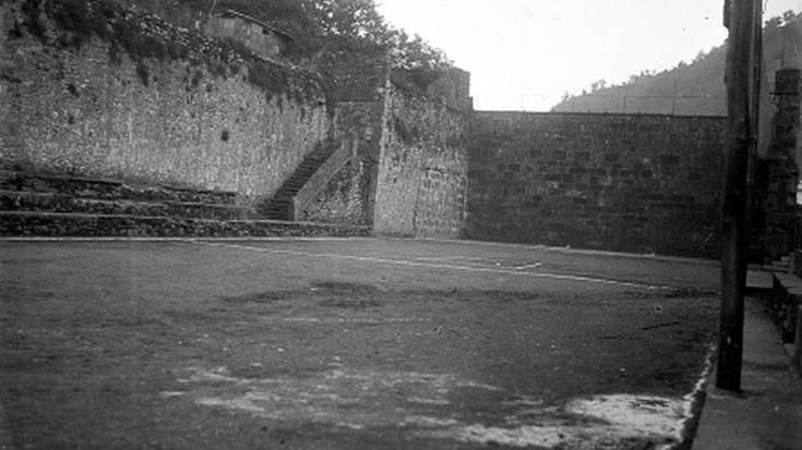 Agustin Txurruka elkarrizketatu dute Euskadi Irratian Soraluzeko sake-harriaren bilaketaren harira