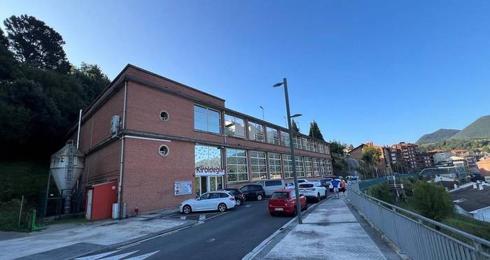 Debako kiroldegiak hainbat konponketa-lan hasi ditu erabiltzaileen erosotasuna bermatzeko