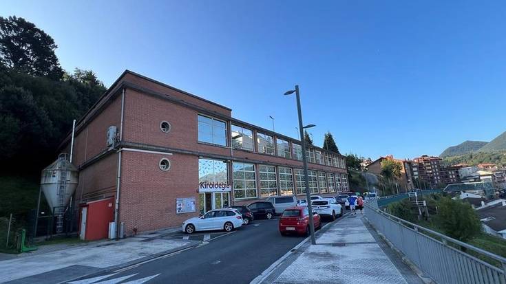 Debako kiroldegiak hainbat konponketa-lan hasi ditu erabiltzaileen erosotasuna bermatzeko