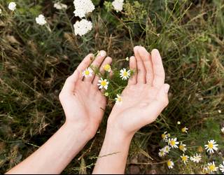 Umeek naturarekin konektatzeko tailerra antolatu du Liburutegiak