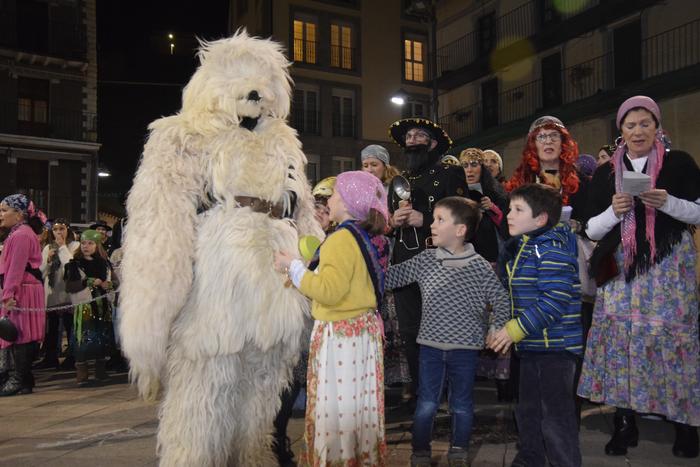 Kaldereroen desfilea prestatzeko dantza eta abestien entsegua