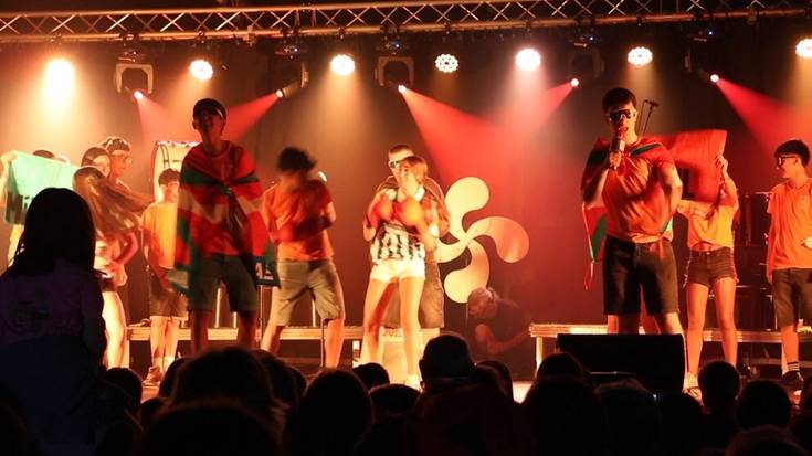 Playback, kontzertu eta erromeria, etxerako presarik gabe ospatu dute Kuadrilla Eguna Mendaron