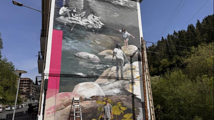 Dotore eta eder ikusten da Soraluzeko sarrera Udane Juaristik Txurrukenen margotutako muralarekin