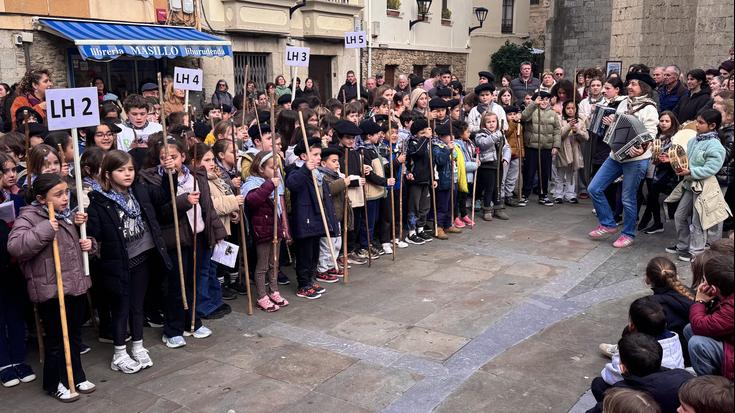 Luzaroko ikasleak santa eskean