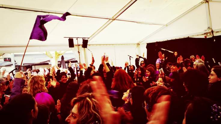 Martxoaren 8ko manifestazioa eta kantua Soraluzen, airetik