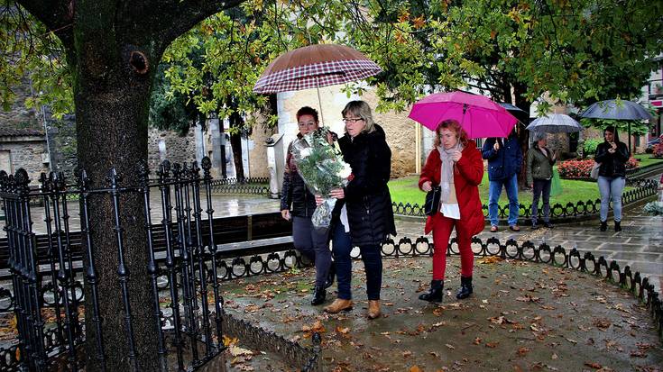 Memoriaren Eguna dela-eta, kontzentrazio isila eta lore eskaintza egin dute Elgoibarren