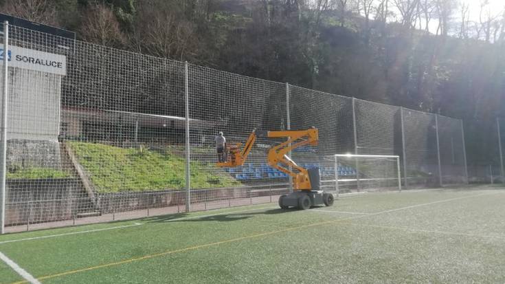 Futbol zelaiko hobekuntza-lanak