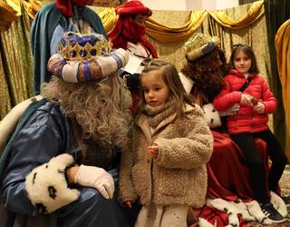 Zaldiak Aranerrekako aterperen baten bazkatzen laga eta oinez agertu dira errege magoak Presapera Mendaron