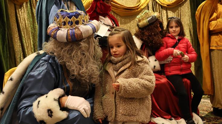 Zaldiak Aranerrekako aterperen baten bazkatzen laga eta oinez agertu dira errege magoak Presapera Mendaron