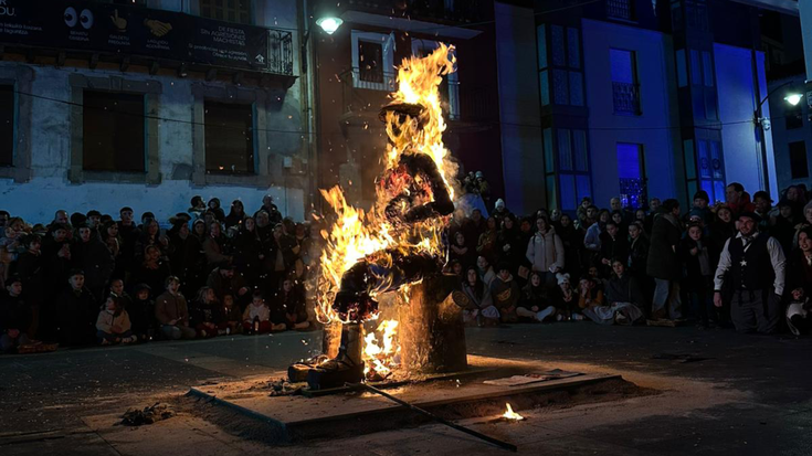 Kopla umoretsuekin eta Olentzerori su emanez eman diote ongi etorria 2026ari