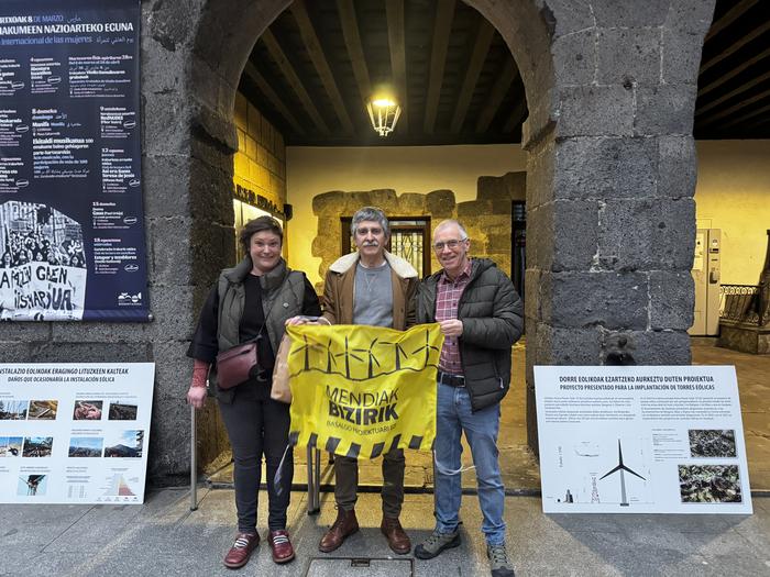 Gaur hitzaldia eta zapatuan mendi martxa izango dira Basalgo zentral eolikoaren kontra