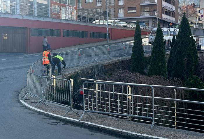 Hasi dituzte auto istripu baten ondorioz apurtutako baranda zatia berritzeko lanak