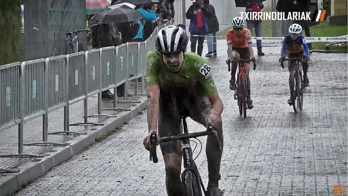 Enaitz Iraolagoitia txapeldunorde Berrizko ziklo-kros sarian, kadeteetan
