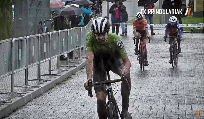 Enaitz Iraolagoitia txapeldunorde Berrizko ziklo-kros sarian, kadeteetan