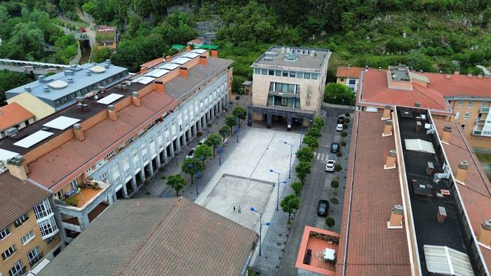 Abenduaren 29tik aurrera 12:00etan itxiko zaie Herriko Enparantzarako sarrera ibilgailuei