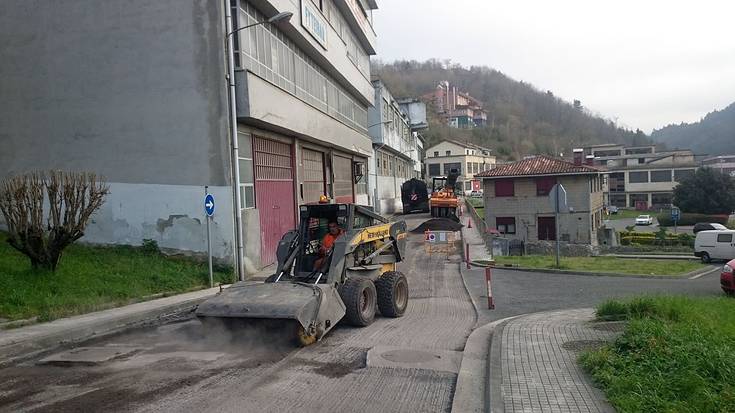 Errepidea asfaltatzeko lanak hasi dituzte Urazandi auzoko zenbait lekutan