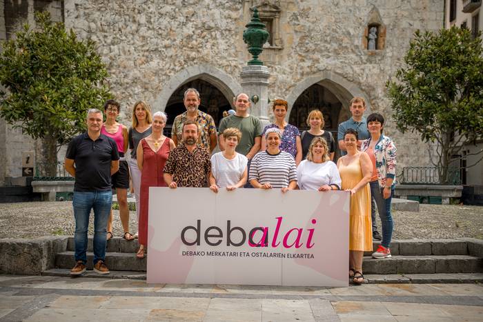 Irudi berria aurkeztu du Debalai Merkatari eta Ostalaritza Elkarteak