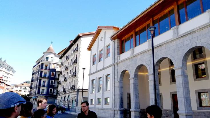Euskal Herriko Arkitektoen Elkargokoko kideak Aita Agirre eta Makina Erremintaren Museoa ezagutzera etorri dira
