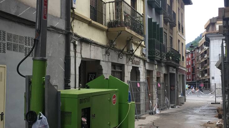 San Bartolome kaleko 5. atarikoak gaur itzuliko dira etxera eta 6. atarikoak beharrezko dituzten gauzen bila sartu ahal izango dira