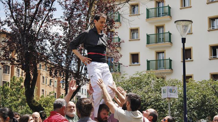 Beñat Delgado, casteller-a: “Pinya-ko eskuetan egoten naizen arren, abila naiz gora igotzen ere”