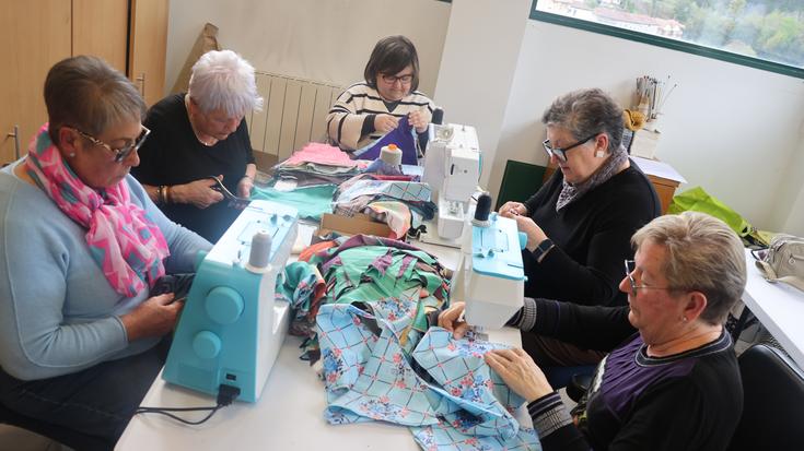 Bost bat mila banderatxo josteari ekin diote Mendaron, santanetan kaleak apaintzeko