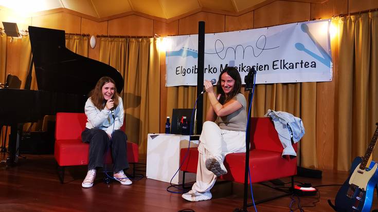 Musikan egin duen ibilbideaz berba egin du Olatz Salvadorrek EMEK antolatutako elkarrizketa musikatuan