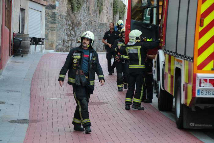 Suhiltzaileek gas poltsa bat topatu dute