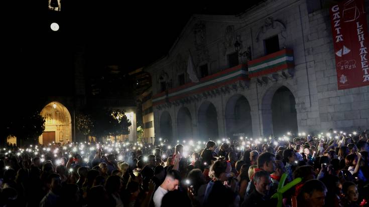 Kalegoen plaza kantuan eta dantzan jarri du Bulego taldeak