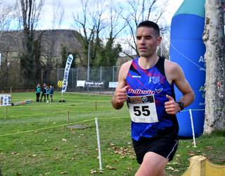 Krosean eta pista estalian lehiatuz agurtu zuten urtea Mintxetako atletek