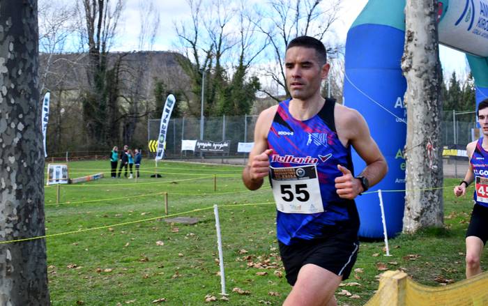 Krosean eta pista estalian lehiatuz agurtu zuten urtea Mintxetako atletek