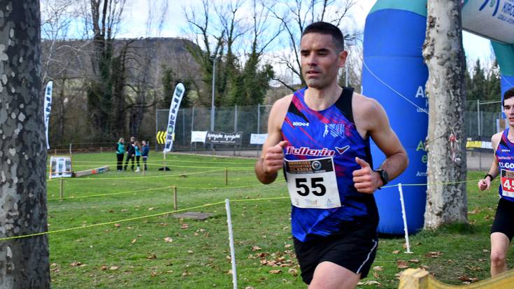 Krosean eta pista estalian lehiatuz agurtu zuten urtea Mintxetako atletek