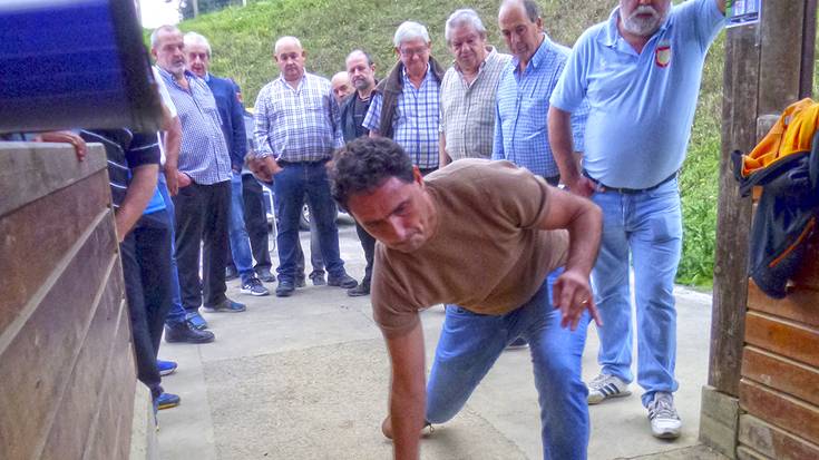 Unai Loiolak hirugarren egin zuen Euskal Herriko 29. hiru txirlo txapelketako lehen jardunaldian